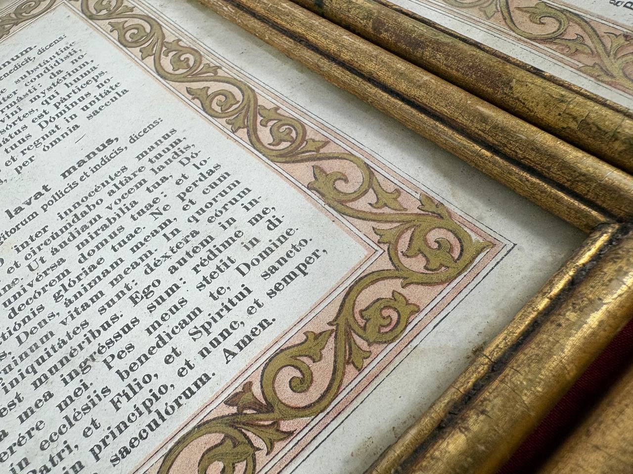 Set 3 Cartigli Liturgici da Altare in Latino – Cornici in Legno Dorato – Rito Tridentino Antico