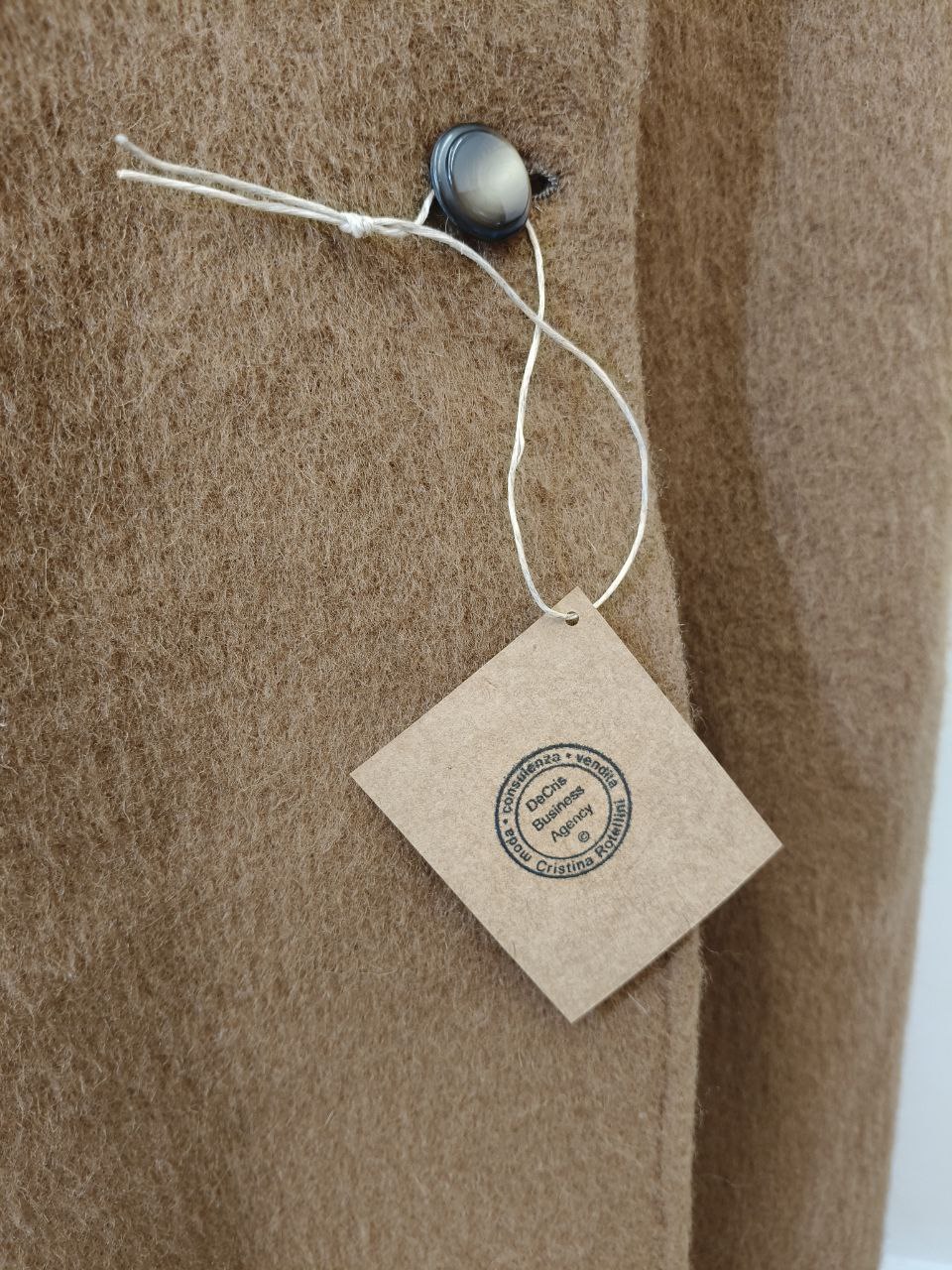 Cappotto vintage in lana marrone ocra, taglia 48, dettaglio bottone speciale