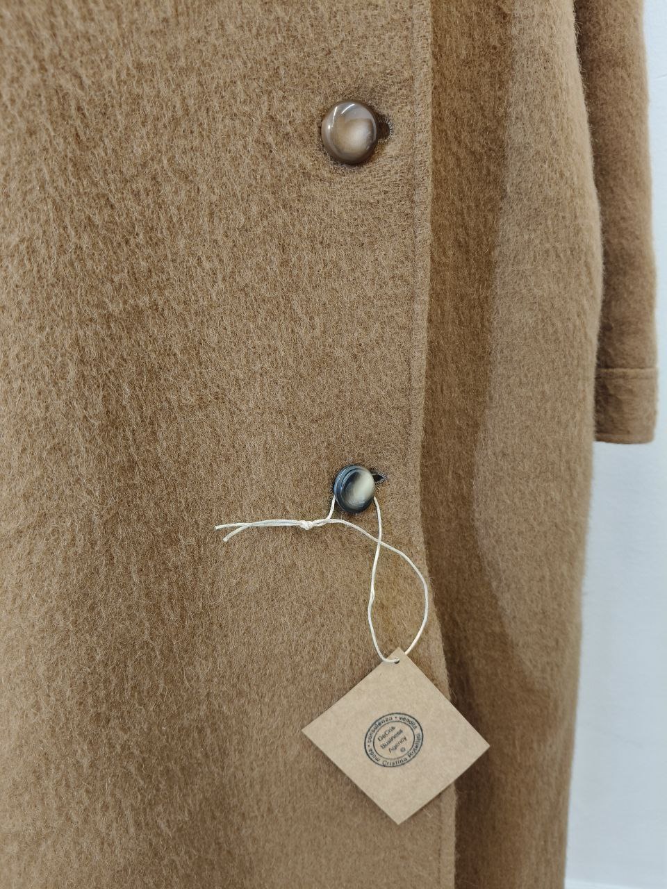Cappotto vintage in lana marrone ocra, taglia 48, dettaglio bottone speciale