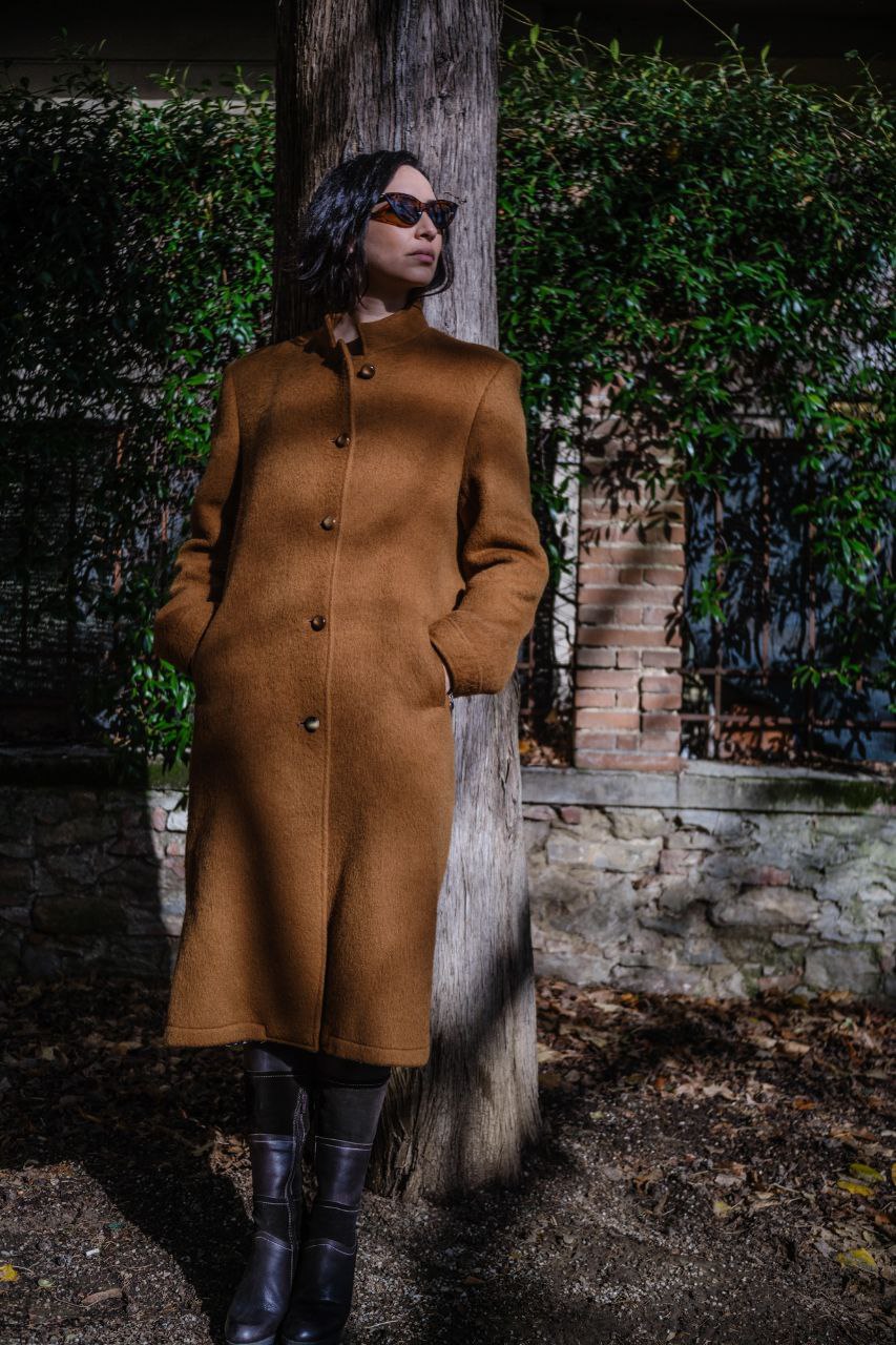 Cappotto vintage in lana marrone ocra, taglia 48, dettaglio bottone speciale