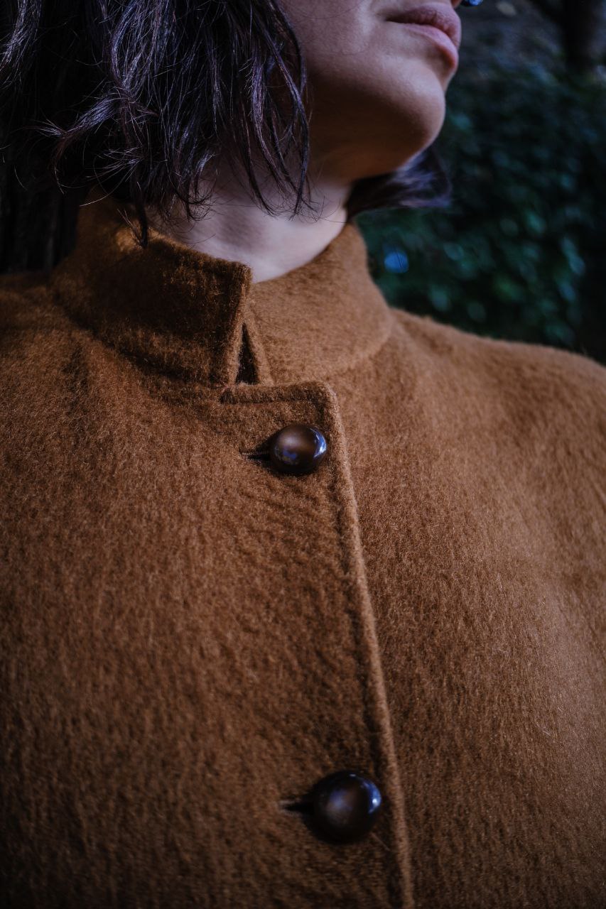 Cappotto vintage in lana marrone ocra, taglia 48, dettaglio bottone speciale