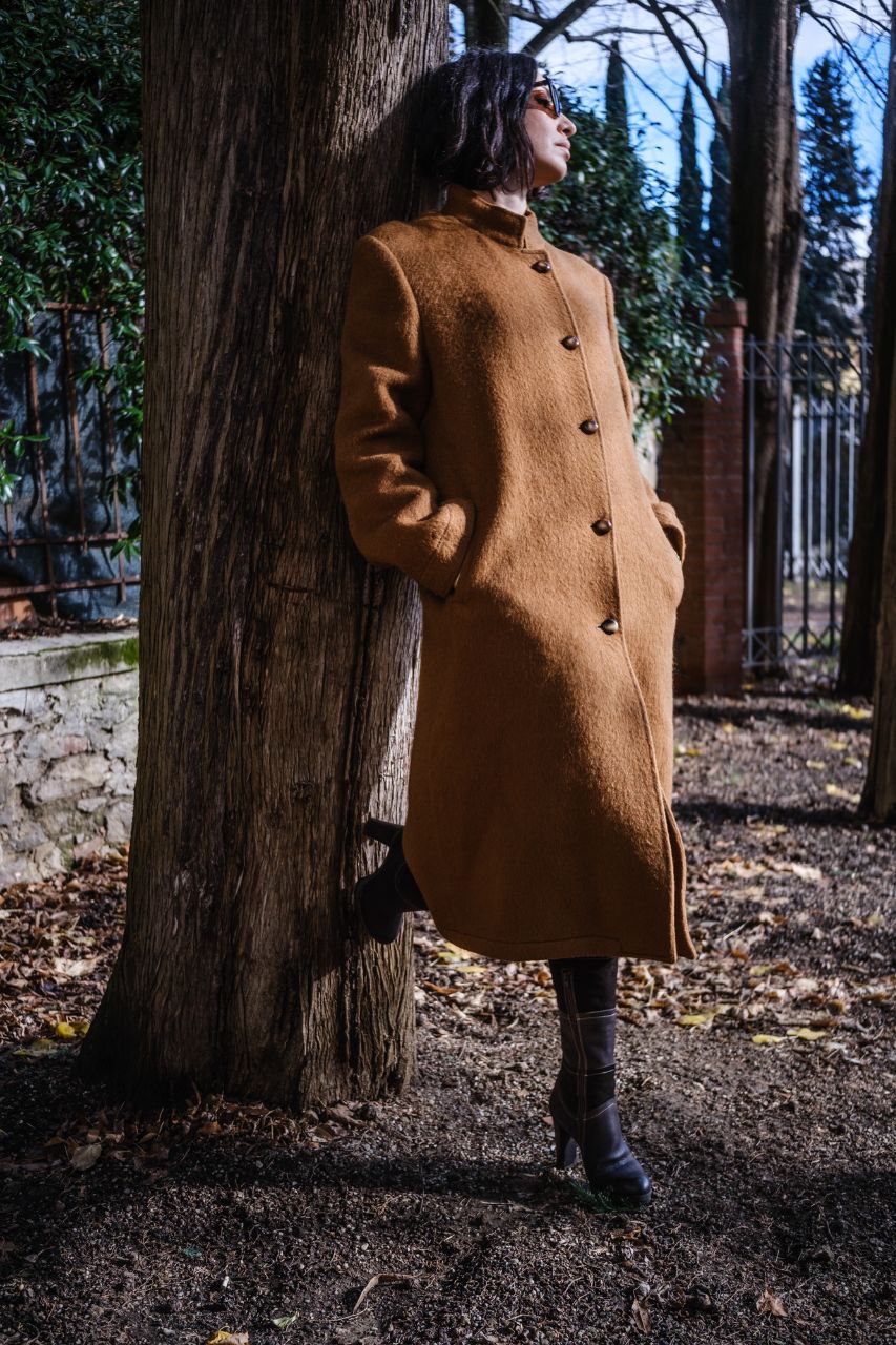 Cappotto vintage in lana marrone ocra, taglia 48, dettaglio bottone speciale