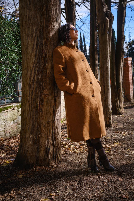 Cappotto vintage in lana marrone ocra, taglia 48, dettaglio bottone speciale