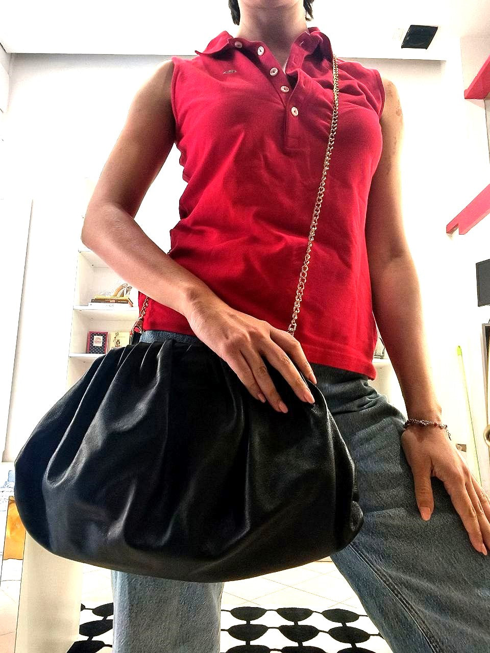 Pochette grande in vera pelle Made in Italy con tracolla dorata