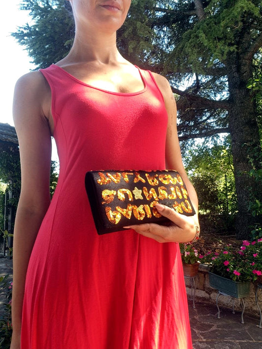 Pochette rigida in raso nero con paillettes a scritte, tracolla (24×12)