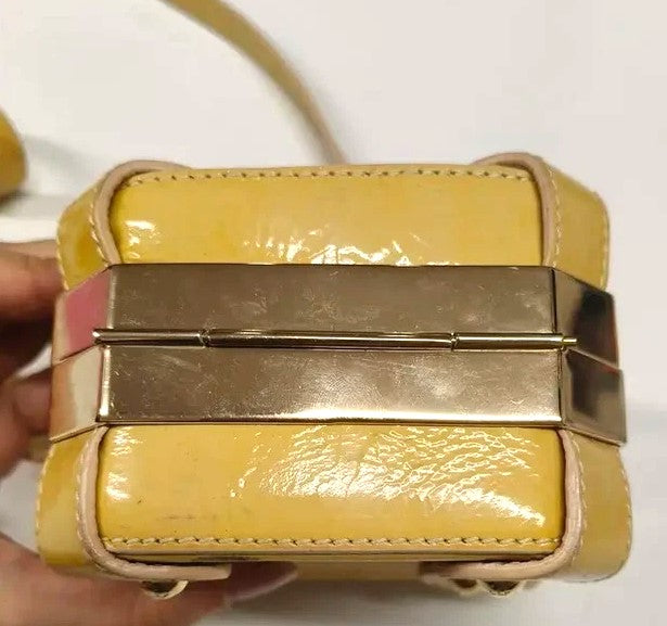 Borsa a mano Bally vintage rigida in pelle gialla con tracolla e chiusura sfera